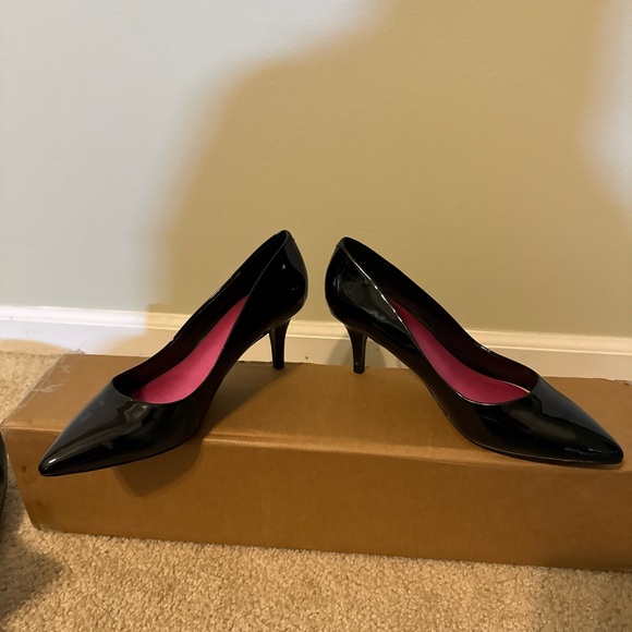 Size 37 Aldo Black Closed Pointy Toe 2.5” Stiletto Heel Pumps. - Picture 5 of 11